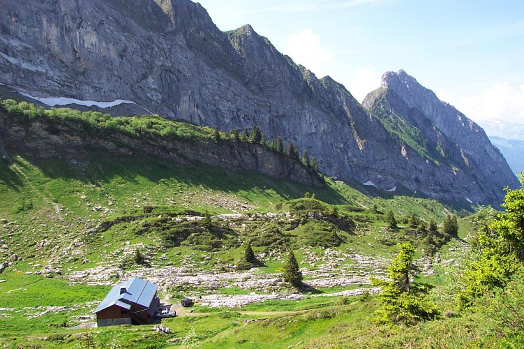 Tour des Dents Blanches GR®P mini 4 jours.  Les Allamands ( 1096m) - Refuge de Bostan-Tornay (1757m). Etape 01