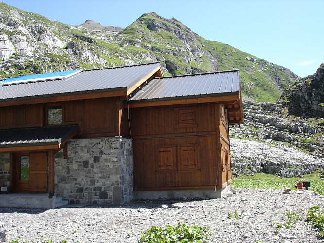 Hiking itinerary: Tour des Dents Blanches GR®P mini 4 days on foot - Stage 2: Refuge de Bostan-Tornay > Refuge de la Vogealle