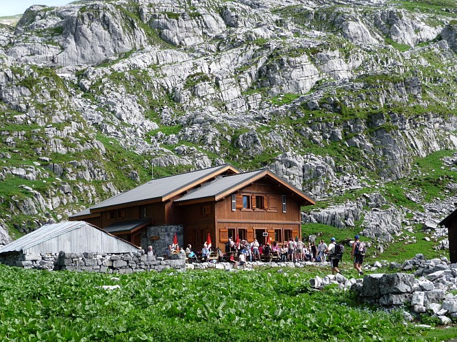 Tour des Dents Blanches GR®P mini 4 jours à pieds - Etape 2 : Refuge de Bostan-Tornay > Refuge de la Vogealle