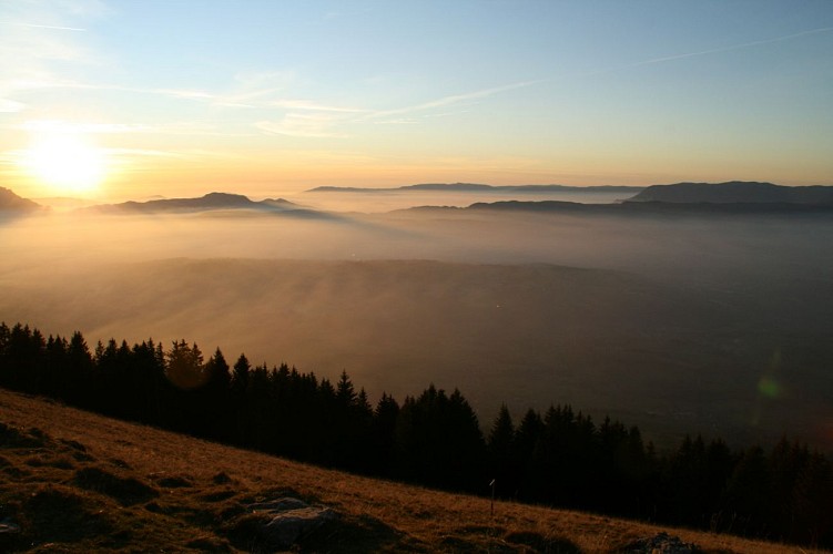 Tour van het meer van Annecy GR®P. Keizerlijk Paleis van Annecy (450 m) - Refuge du Semnoz (1537 m). Etappe 01