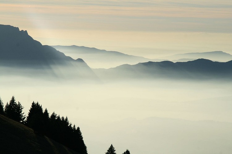 Tour van het meer van Annecy GR®P. Keizerlijk Paleis van Annecy (450 m) - Refuge du Semnoz (1537 m). Etappe 01
