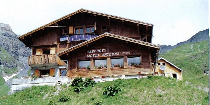 Tour of the Aiguilles Rouges. Refuge de Bellachat – Refuge de Moëde Anterne (1993 m). Stage 3