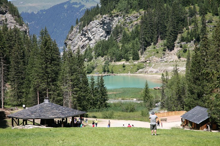 Easy-going walk: mountain stream and lake at La Rosière
