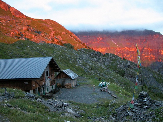 Tour of Mont Ruan. Emosson La Gueulaz – Refuge de Grenairon (1 974 m). Stage 1