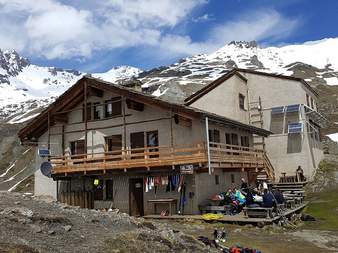 Escursione dal rifugio Avérole passando per il borgo