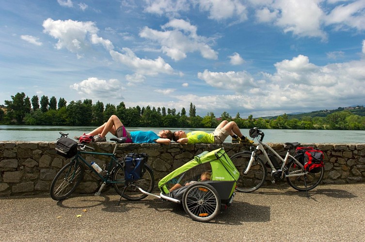 Repos de cyclistes au bord du Rhône sur ViaRhôna