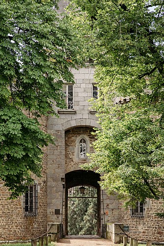 L'entrée du Château de Busset