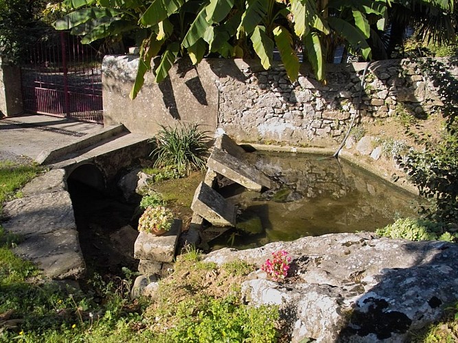 Arancou, lavoir en dessous  de l eglise