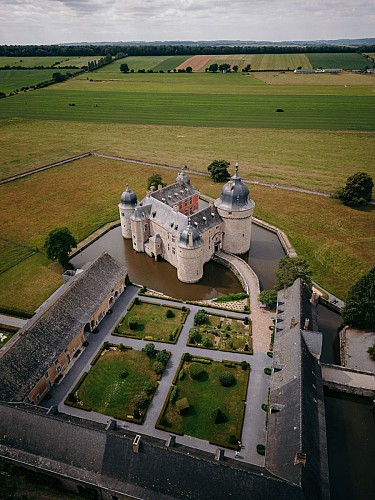 Vue aérienne du château de Lavaux-Saint-Anne
