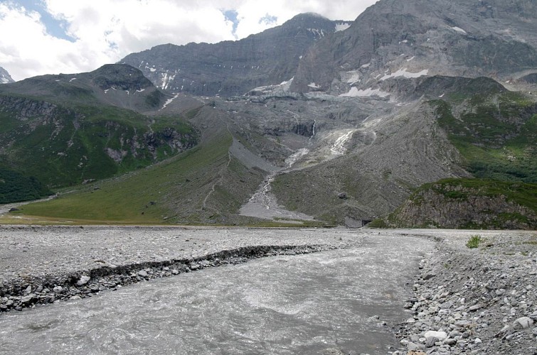Lac asséché traversé par le Doron