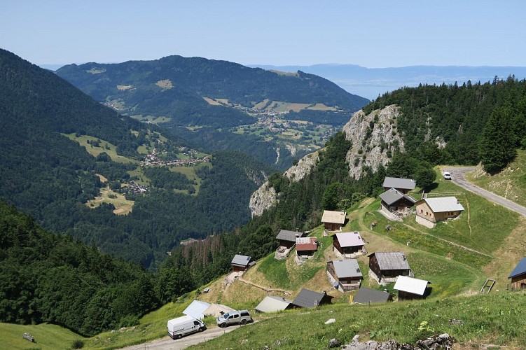 Hiking at Tréchauffé summit_La Forclaz