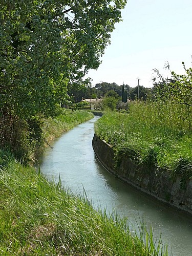 Le canal, en quittant le village