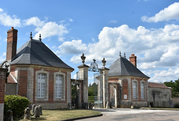 La Bussière - chateau entrée -1er août 2018 - OT Terres de Loire et Canaux - IRémy (71)
