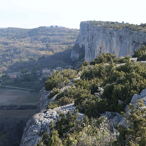 Village de Lioux aux pieds des falaises de La Madeleine