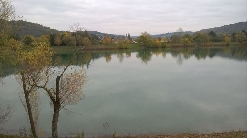 Boucle de Moisson - Etang et villagee de Lavacourt