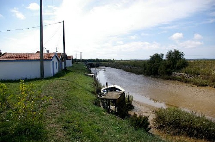 Le tour du village de Talais par le port