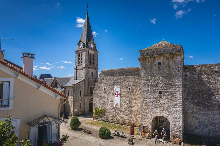 Dans le village de La Cavalerie