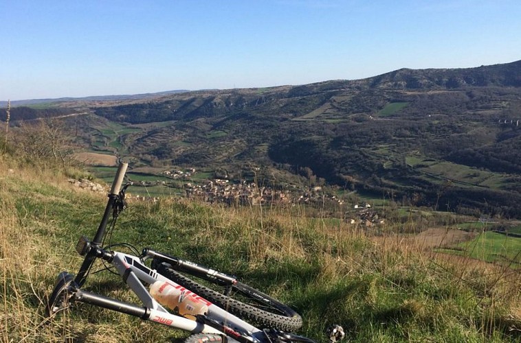 Vue sur Ste-Eulalie de Cernon...