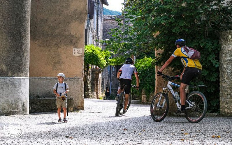 Dans les ruelles de Ste-Eulalie de Cernon