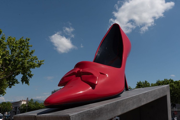 Circuit balade autour des 12 chaussures géantes en ville_Romans-sur-Isère
