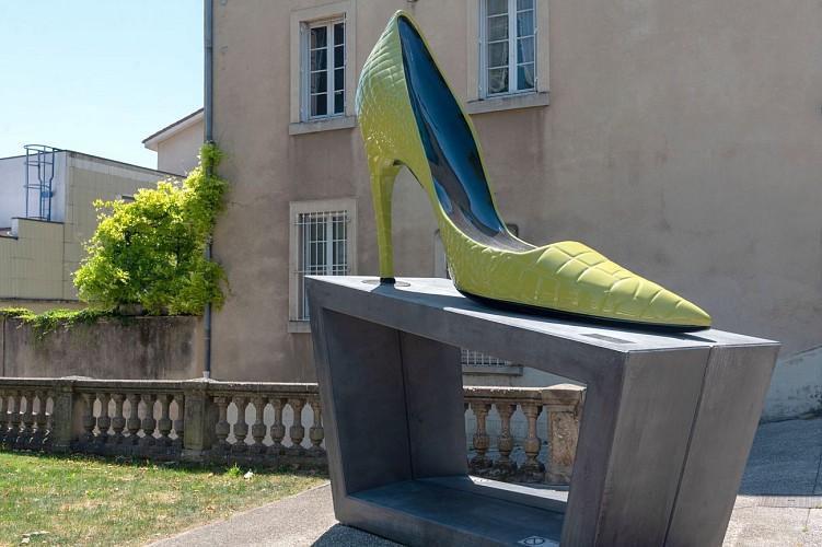 Circuit balade autour des 12 chaussures géantes en ville_Romans-sur-Isère
