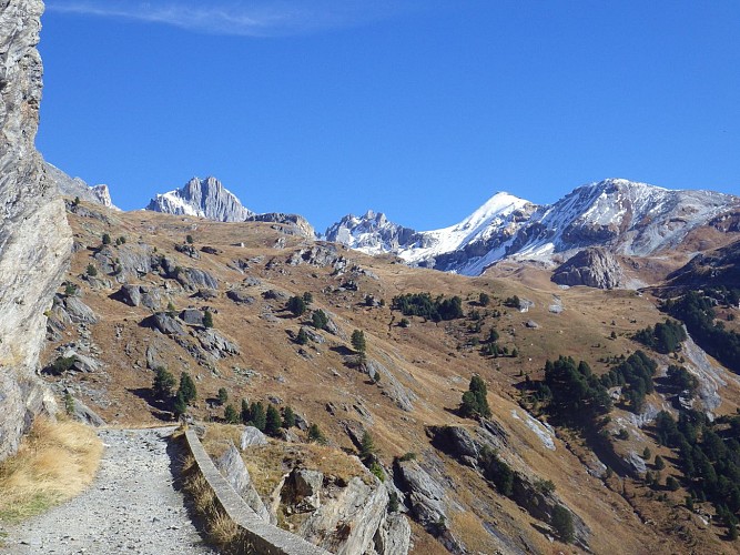 Plan d'Amont lake and Fond d'Aussois refuge