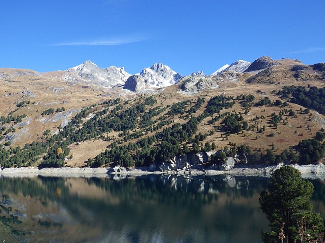 Plan d'Amont lake en Fond d'Aussois berghut
