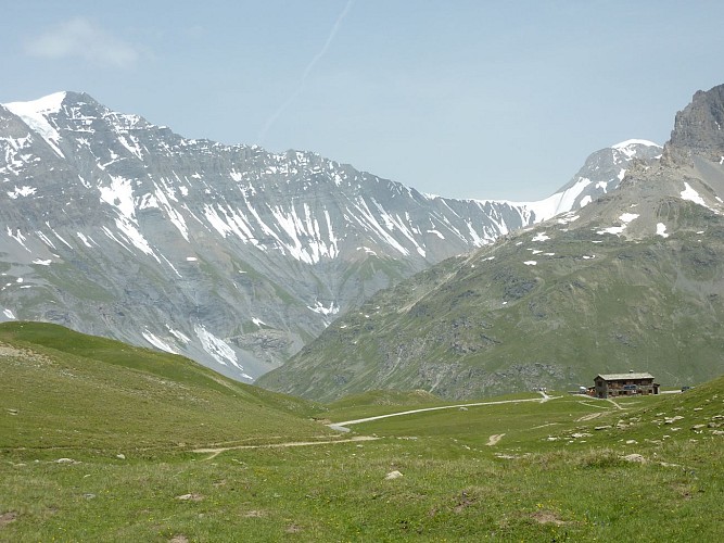 Hiking trail Le Lac Blanc and refuge of Plan du lac - extension to Entre-deux-eaux
