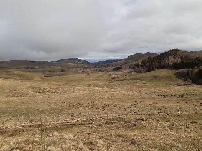 village de JASSY derrire le ruisseau de la couze d'Ardes