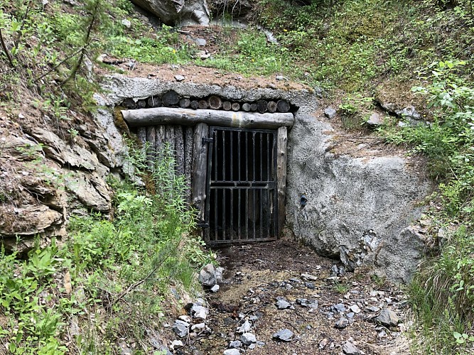 Sentier des mineurs -entrée d'une mine de Villard Saint Pancrace