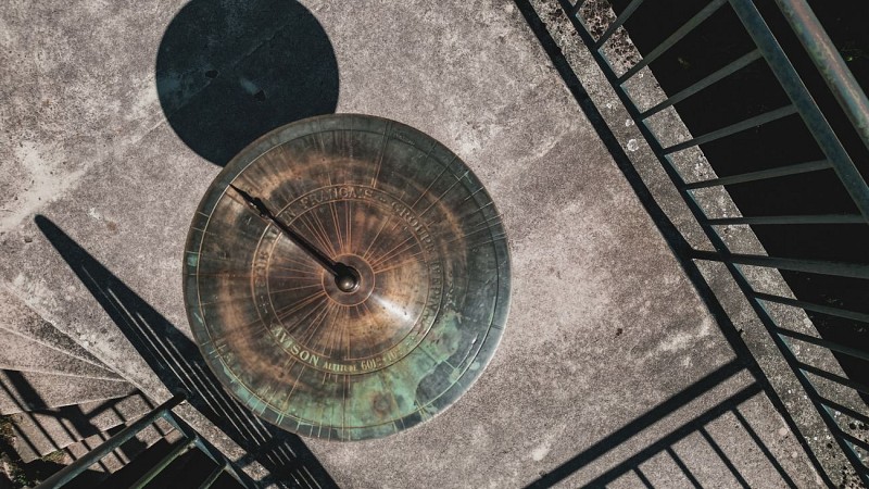 Au sommet du mirador de l'Avison, une table d'orientation avec une vue à 360 degrés.