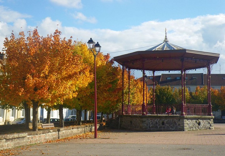 Vue du kiosque de la Place Stanislas à Bruyères