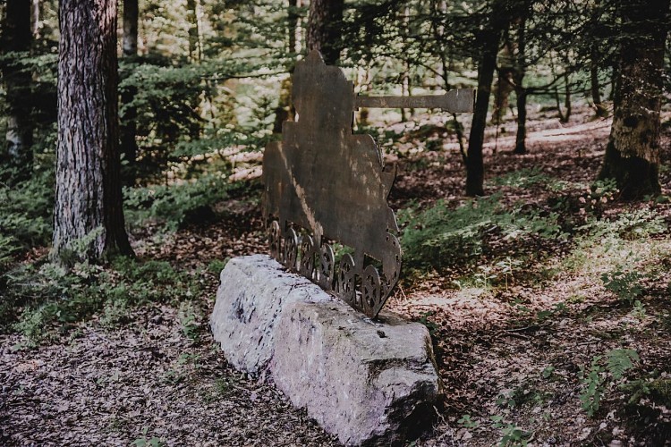 Elements de la clairière du souvenir à Bruyères, monument US.