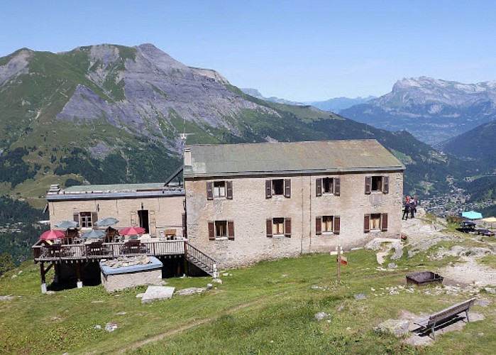 Le refuge de Tré la Tête avec le mont Joly en second plan
