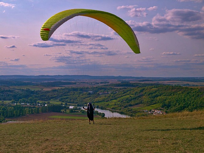 Parapente au décollage depuis le Stromberg
