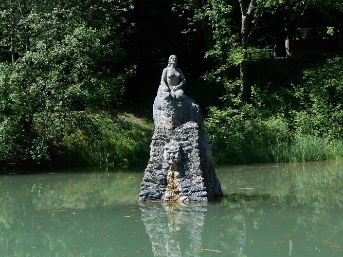 Étang de la Sirène, Dalem