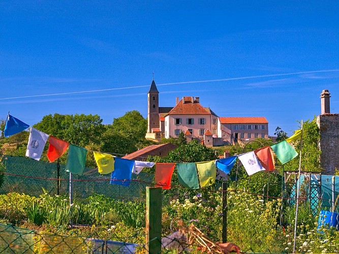 L'ensemble église presbytère de Charleville sous Bois
