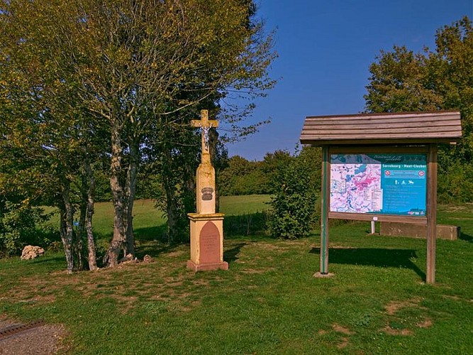 Calvaire et panneau de signalisation