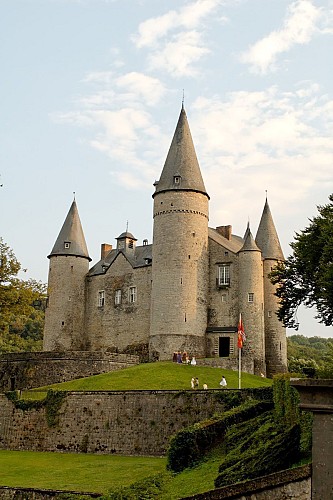 Celles : Autour du Château de Vêves