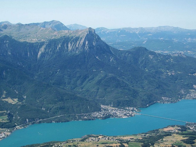 Vue surplombante sur un lac du Queyras