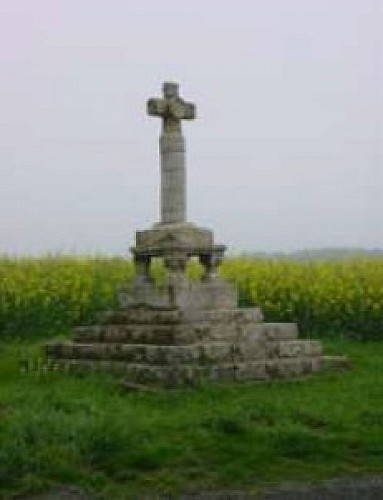 La croix percée Lorrez-le-Bocage