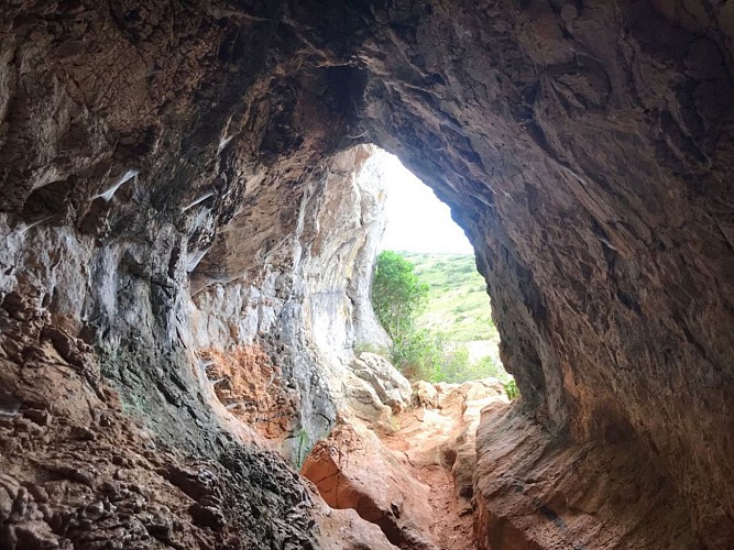 Intérieur de la grotte du col de Gigean
