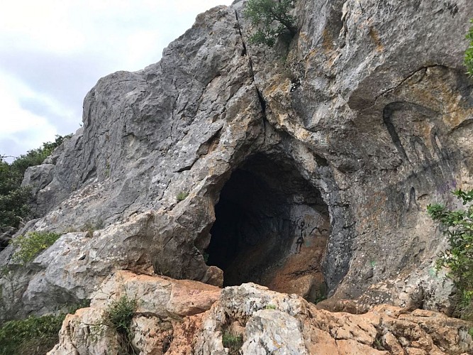 Entrée de la grotte du col de Gigean