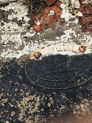 Borne géodésique en haut du Roc d'Anduze