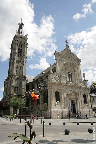 Cambrai, die Kathedrale und ihre Umgebung