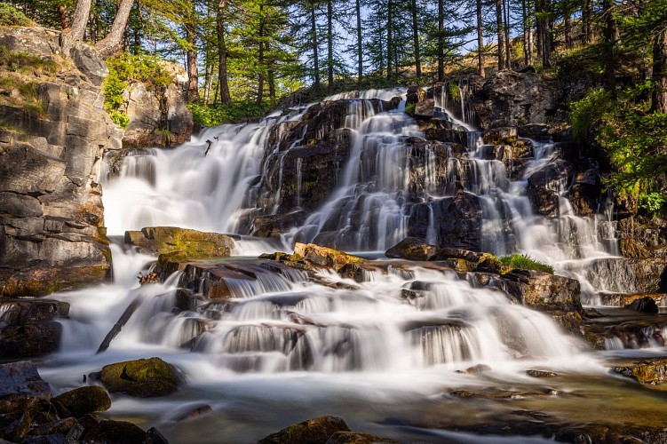 La cascata di Fontcouverte dall'Auberge de la Fruitière