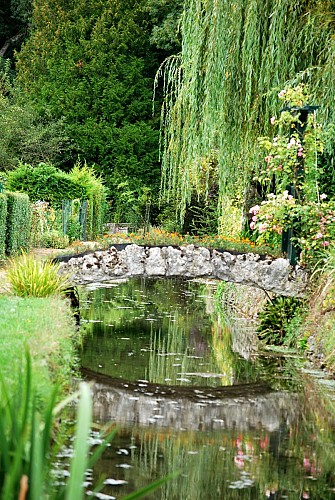 Le chemin des Eaux Bleues et de la Pierre tournante