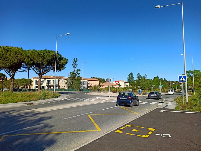 Arrêt de bus au rond point des Marines de Gassin https://gassin.eu