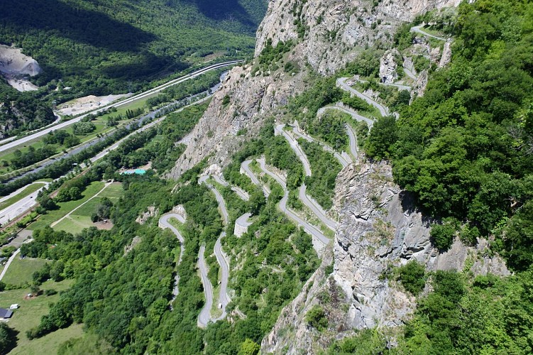 Loop of the laces of Montvernier