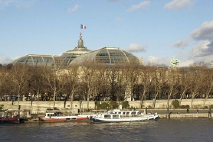 Navigation on the Seine in Paris